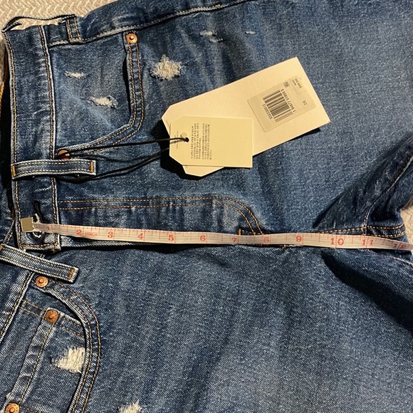 NWT Levi’s 501 button fly denim shorts. Size 28 - Picture 6 of 7